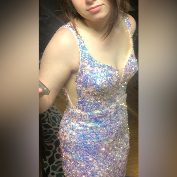 A gorgeous gown. With all over iridescent sequins. A must have for dances/balls - Picture 15 of 15